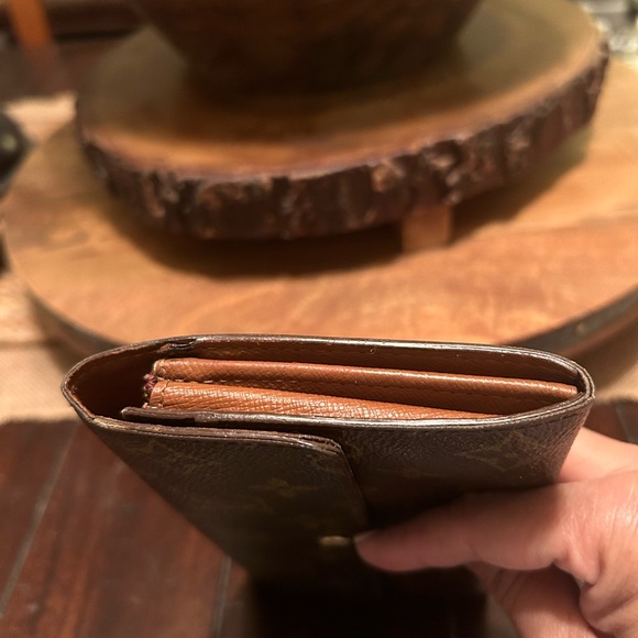 Authentic Louis Vuitton Monogram Portefeiulle Sarah long bifold wallet. - Picture 3 of 15